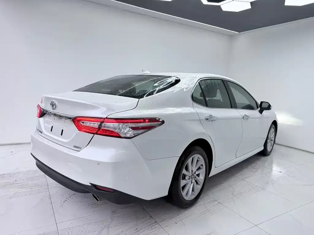Toyota Camry — фото 5