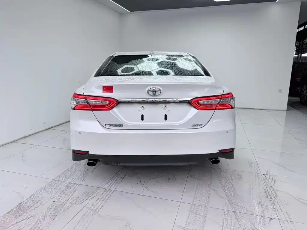 Toyota Camry — фото 9