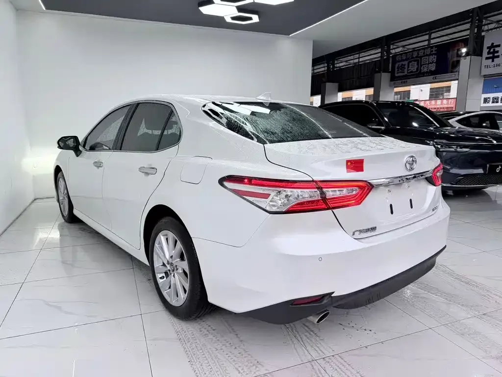 Toyota Camry — фото 4