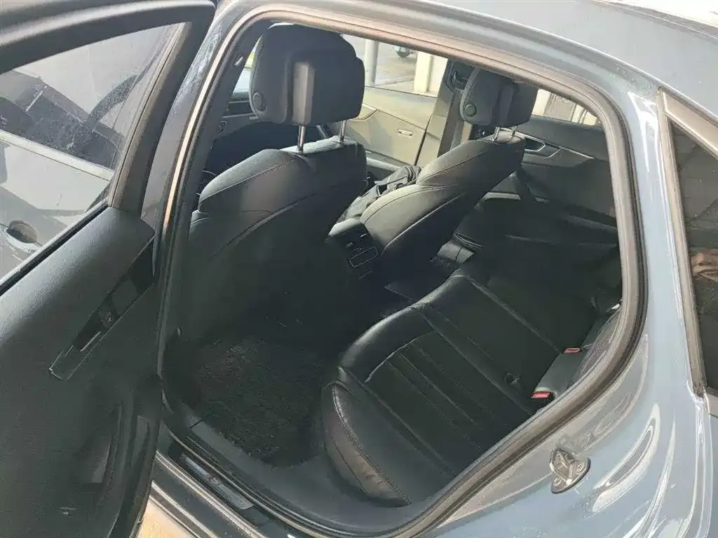 Audi A4L 2023 из CN, фото 6