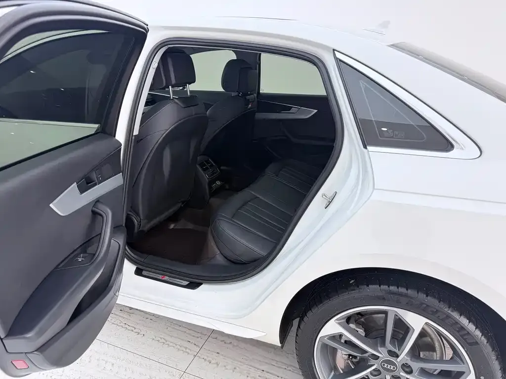 Audi A4L 2022 из CN, фото 10