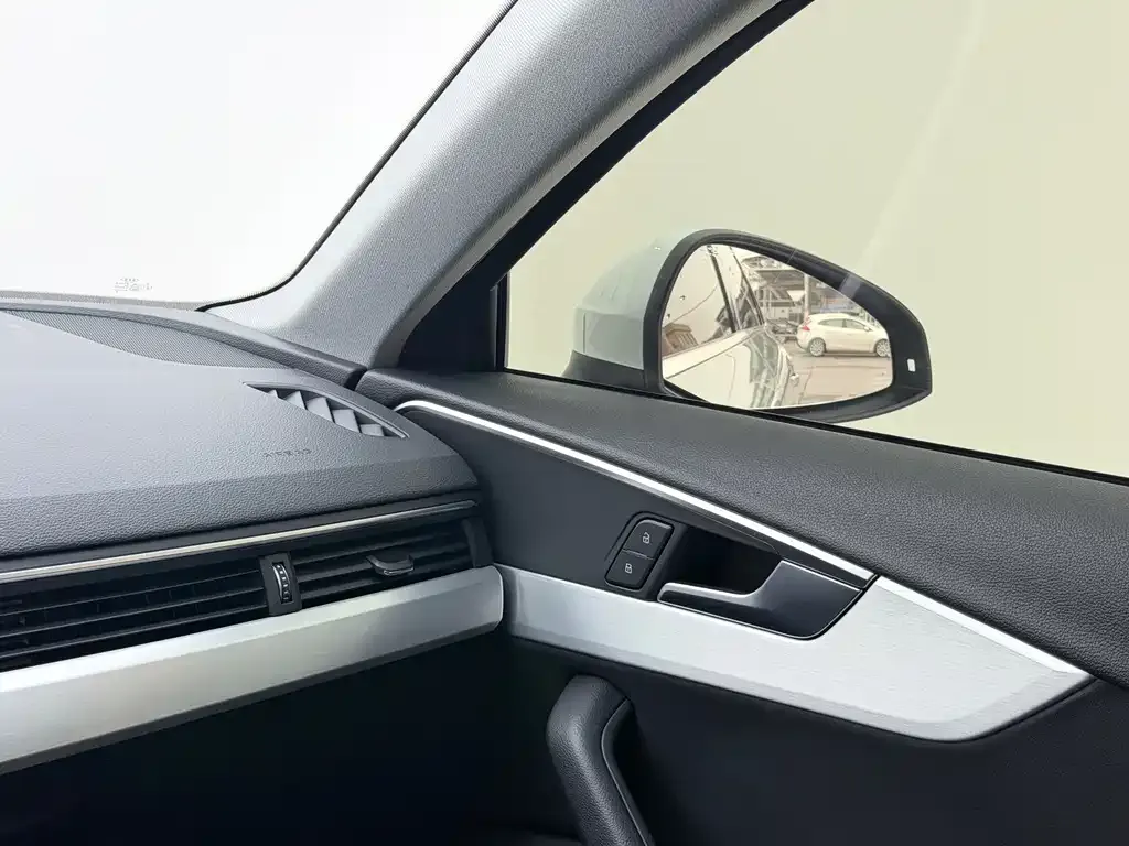 Audi A4L 2022 из CN, фото 3