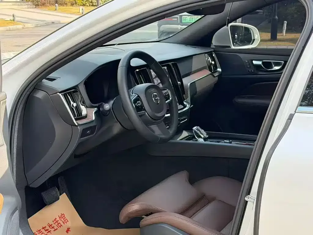 Volvo S60 2024 из CN, фото 6