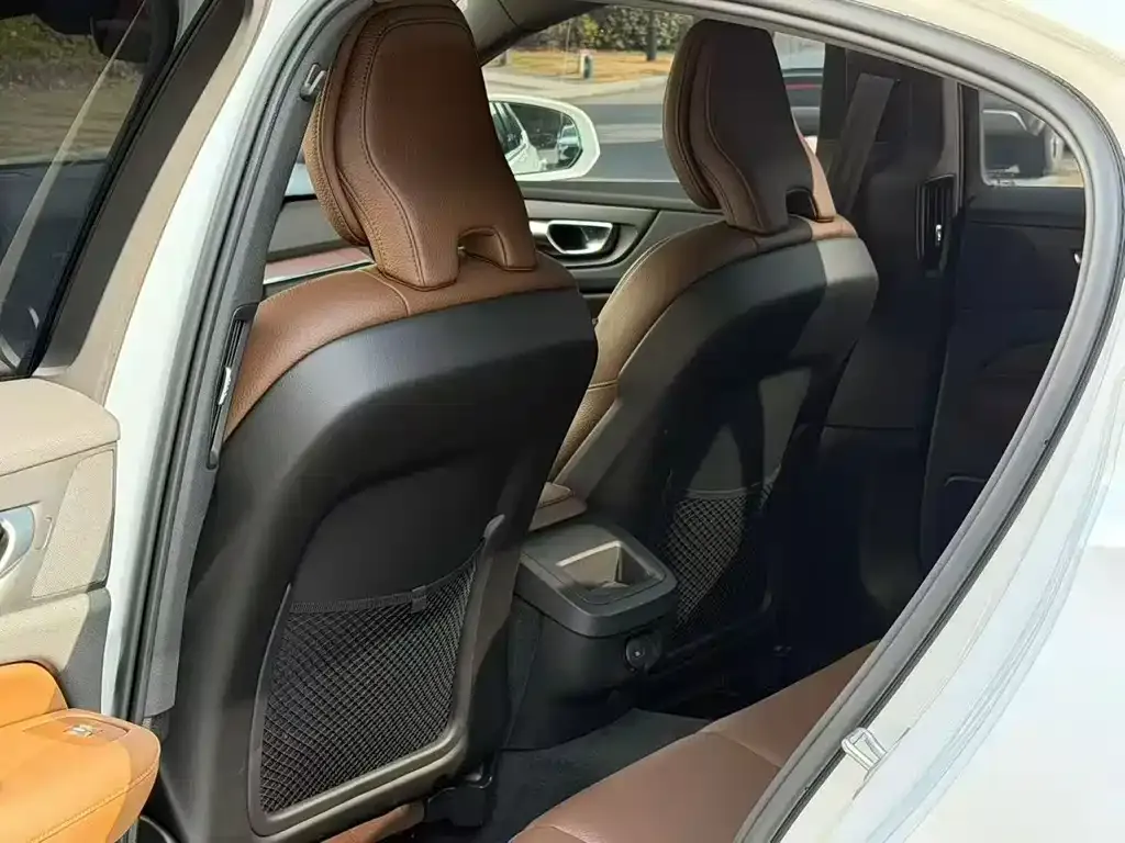 Volvo S60 2024 из CN, фото 4