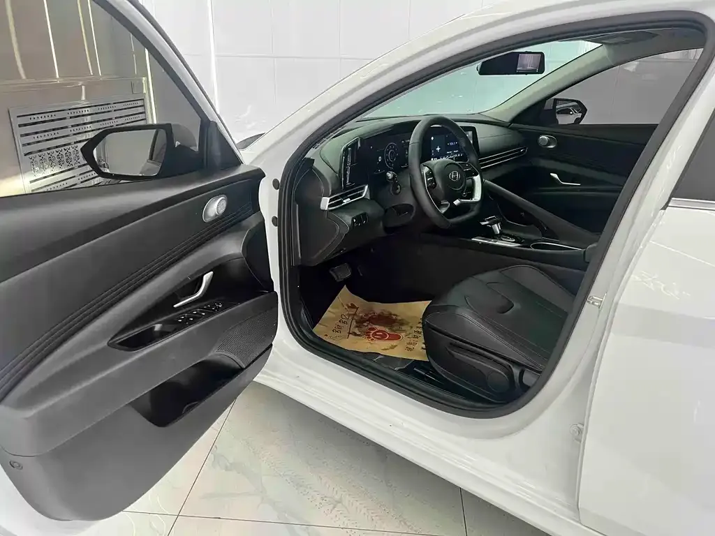 Hyundai Elantra 2023 из CN, фото 2