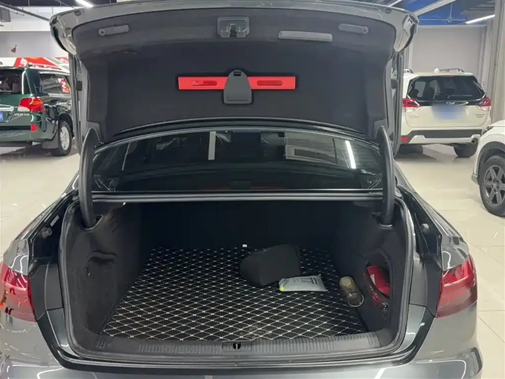 Audi A4L 2022 из CN, фото 6