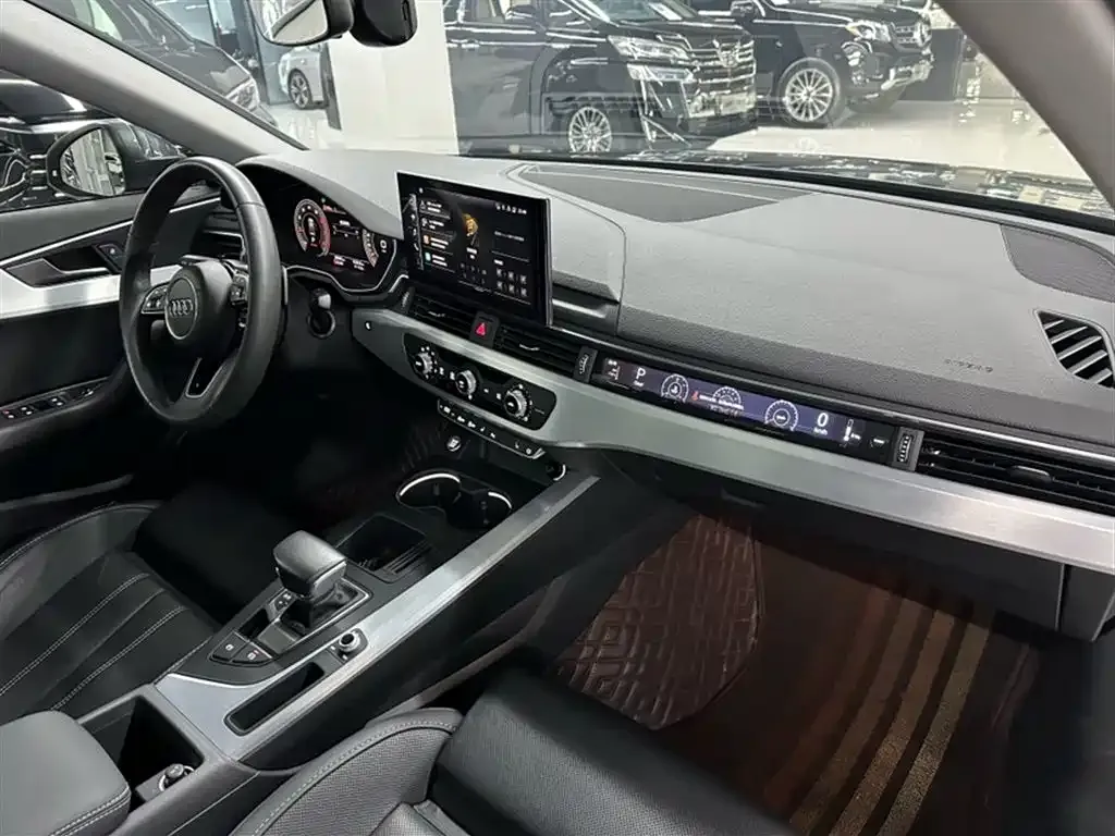Audi A4L 2022 из CN, фото 2