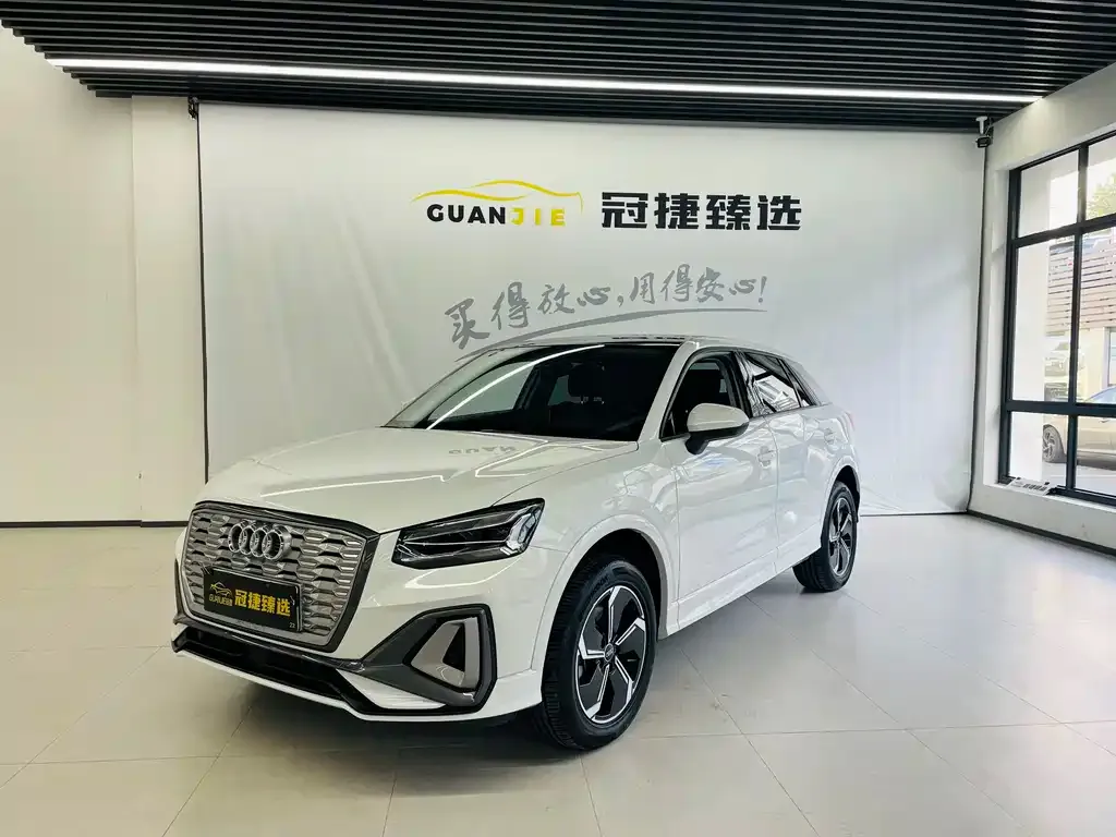 Audi Q2L e-tron — фото 1