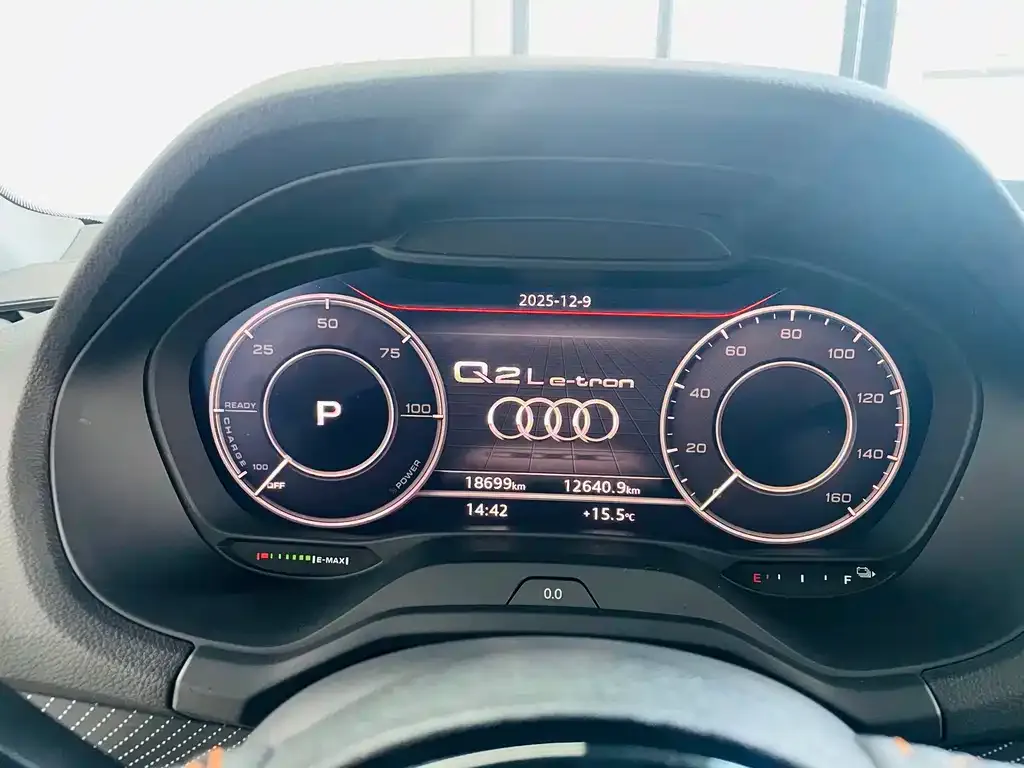 Audi Q2L e-tron — фото 3
