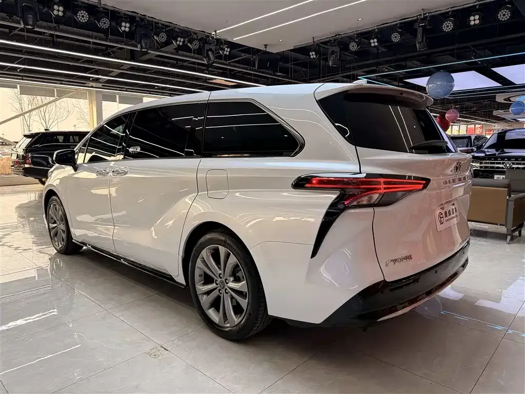 Toyota Sienna 2023 из CN, фото 3