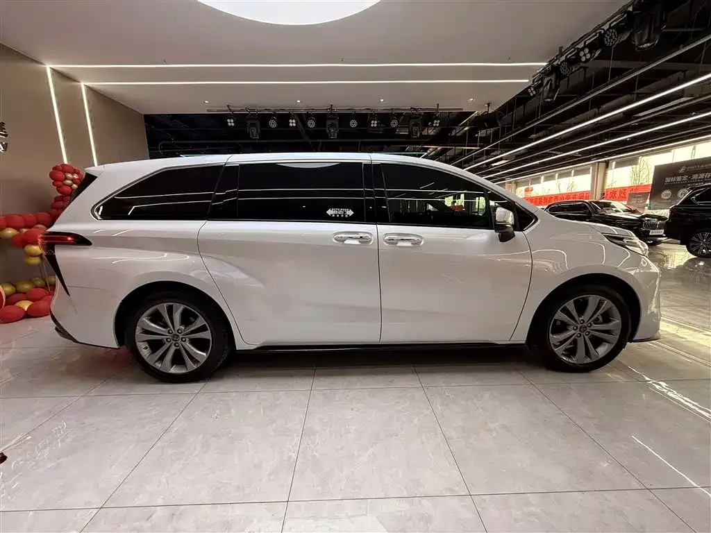 Toyota Sienna 2023 из CN, фото 2