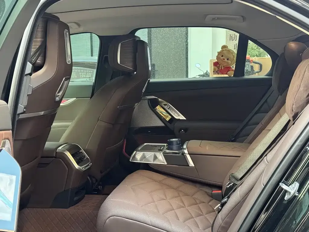 BMW 7 Series 2024 из CN, фото 8