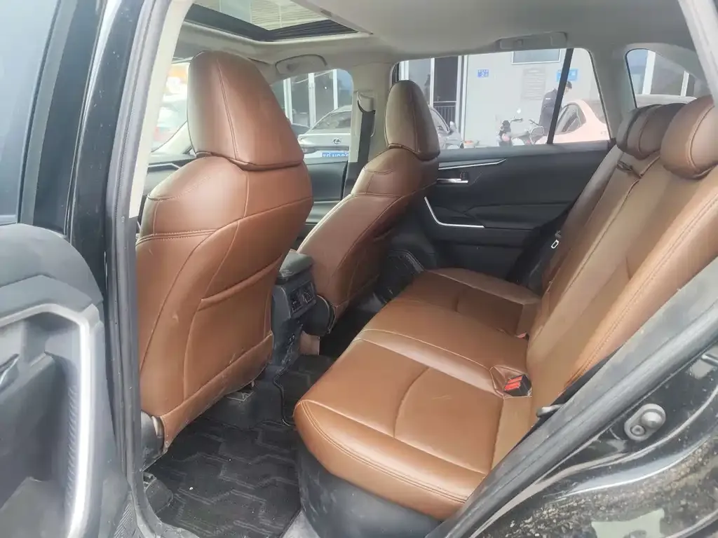 Toyota RAV4 — фото 7