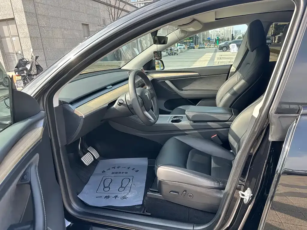Tesla Model Y — фото 7