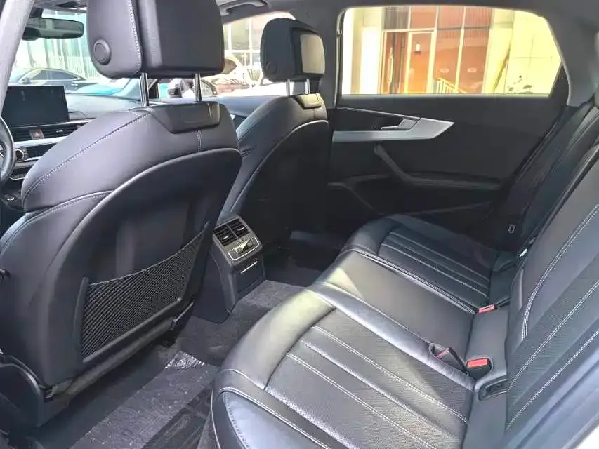 Audi A4L 2023 из CN, фото 3