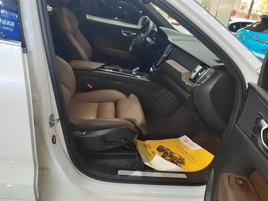 Volvo XC60 2022 из CN, фото 4