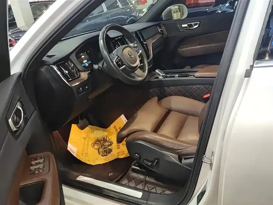 Volvo XC60 2022 из CN, фото 5