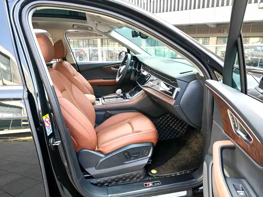 Audi Q7 2024 из CN, фото 5