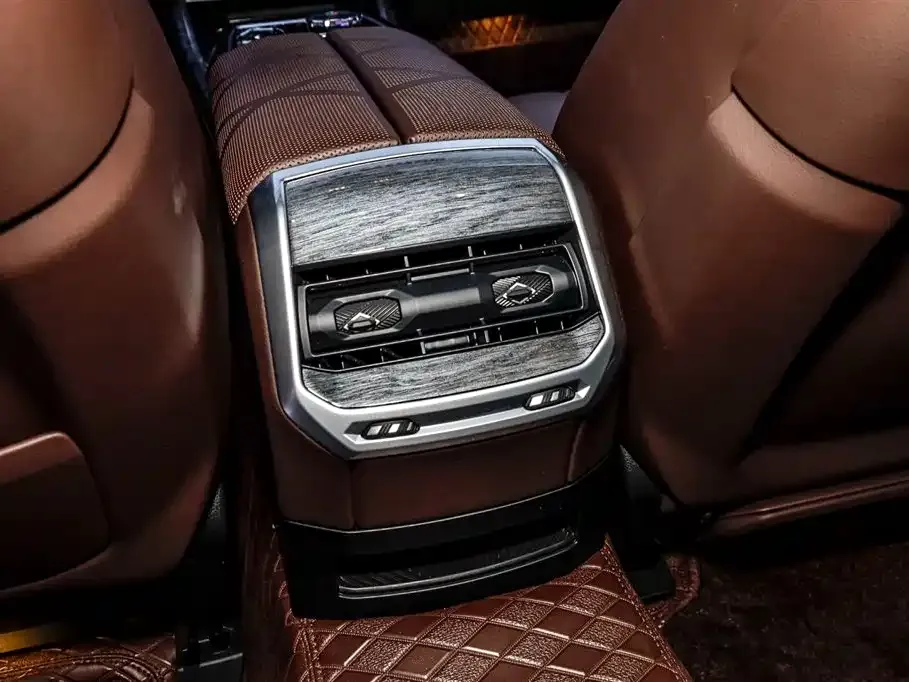 BMW 7 Series 2023 из CN, фото 10