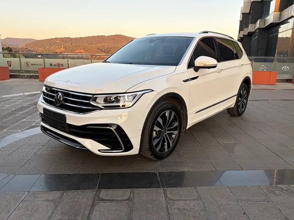 Volkswagen Tiguan L — фото 1