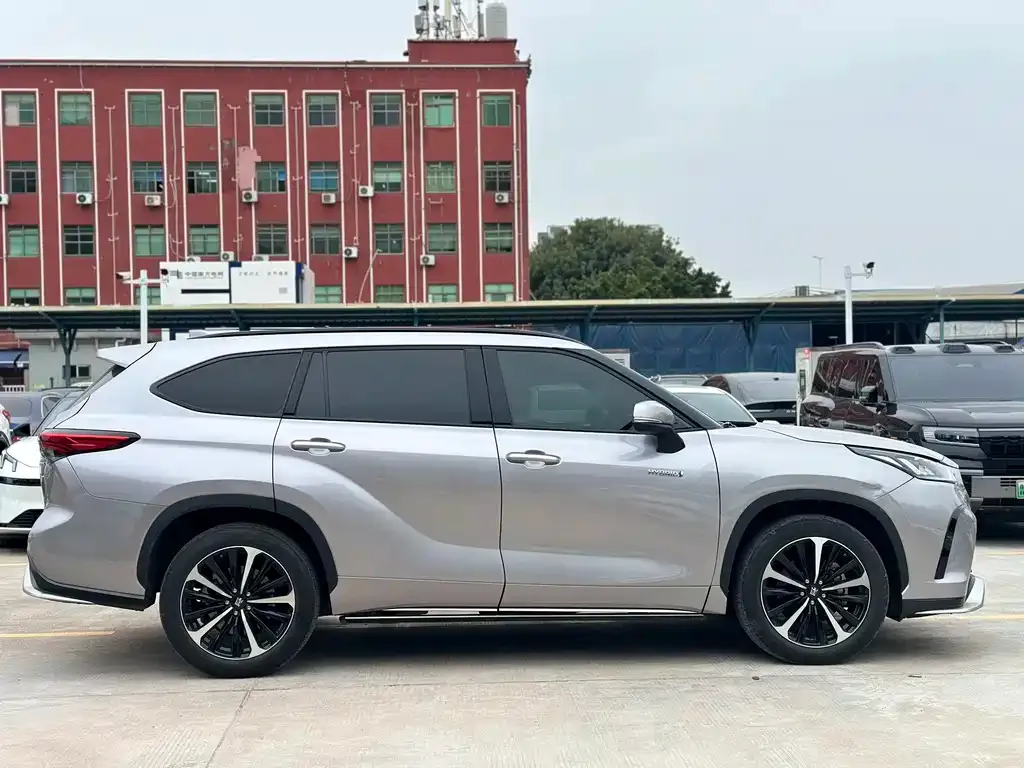 Toyota Crown Kluger 2022 из CN, фото 2