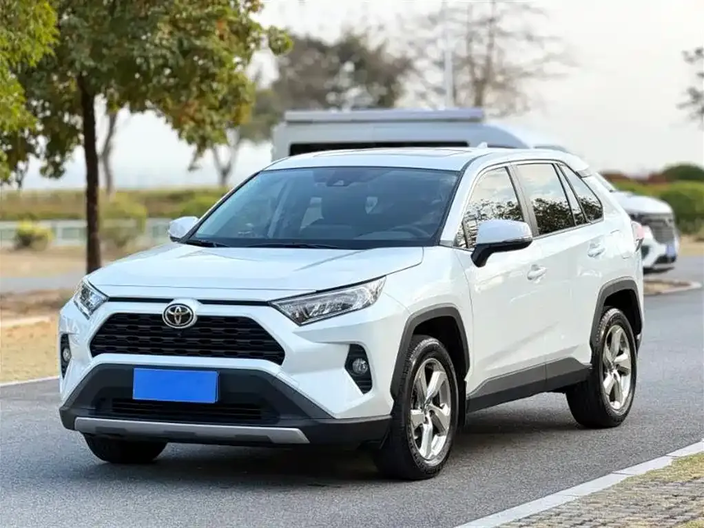 Toyota RAV4 2023 из CN, фото 1