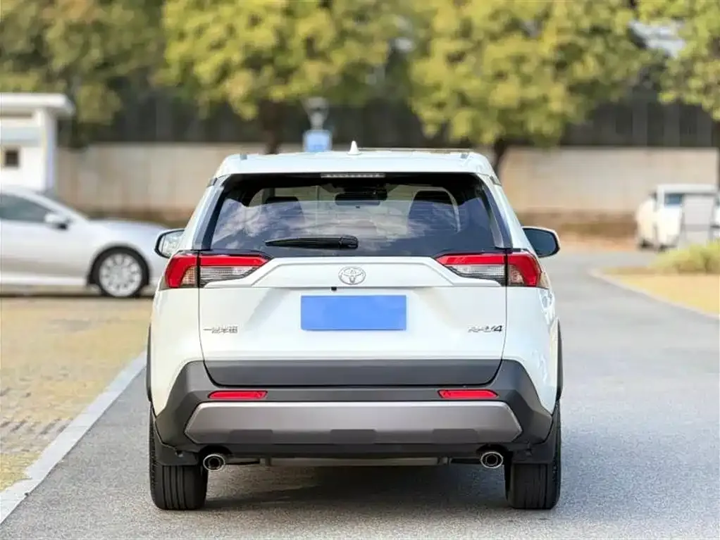Toyota RAV4 2023 из CN, фото 3