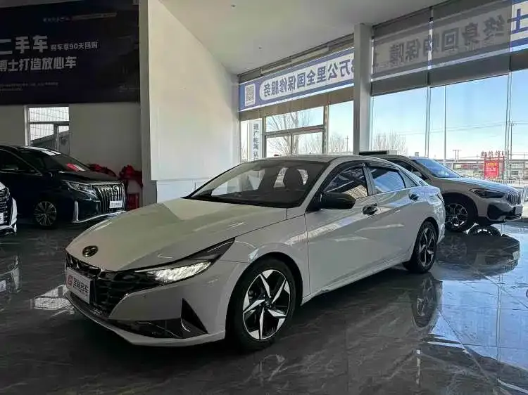 Hyundai Elantra — фото 1