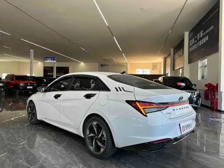 Hyundai Elantra — фото 3