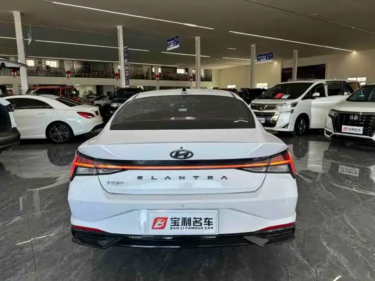 Hyundai Elantra — фото 2
