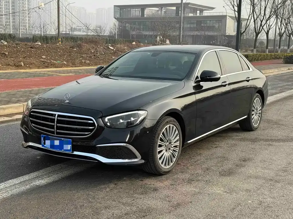 Mercedes-Benz E-Class — фото 1