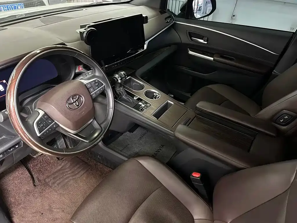 Toyota Granvia 2024 из CN, фото 8