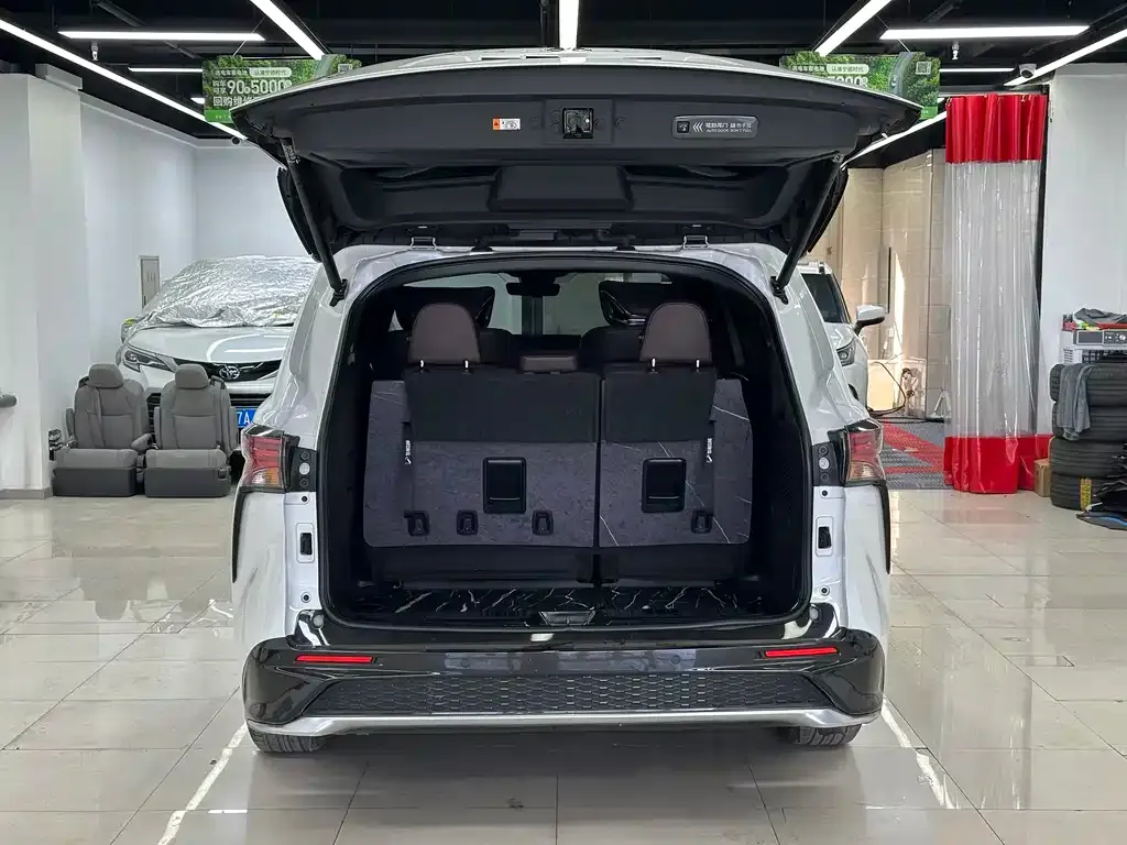 Toyota Granvia 2024 из CN, фото 7