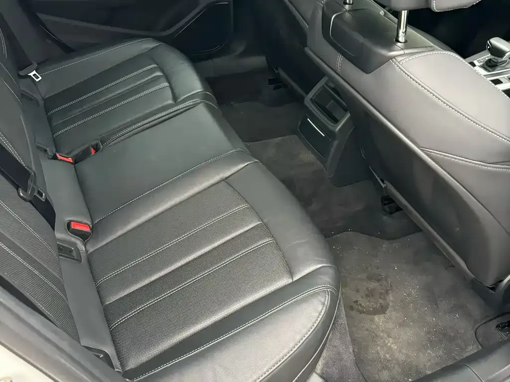 Audi A4L 2022 из CN, фото 9