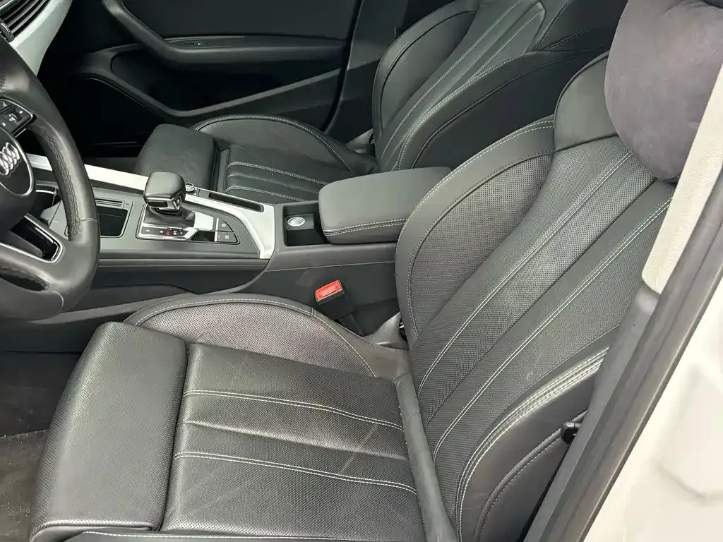 Audi A4L 2022 из CN, фото 4