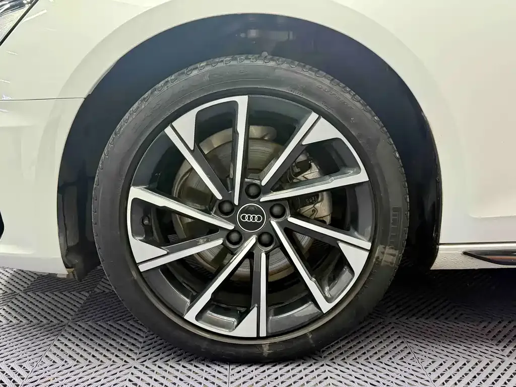 Audi A4L 2023 из CN, фото 6