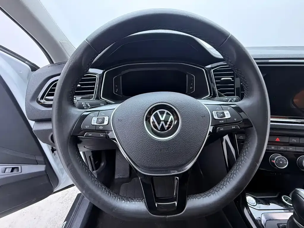 Volkswagen T-Roc — фото 6