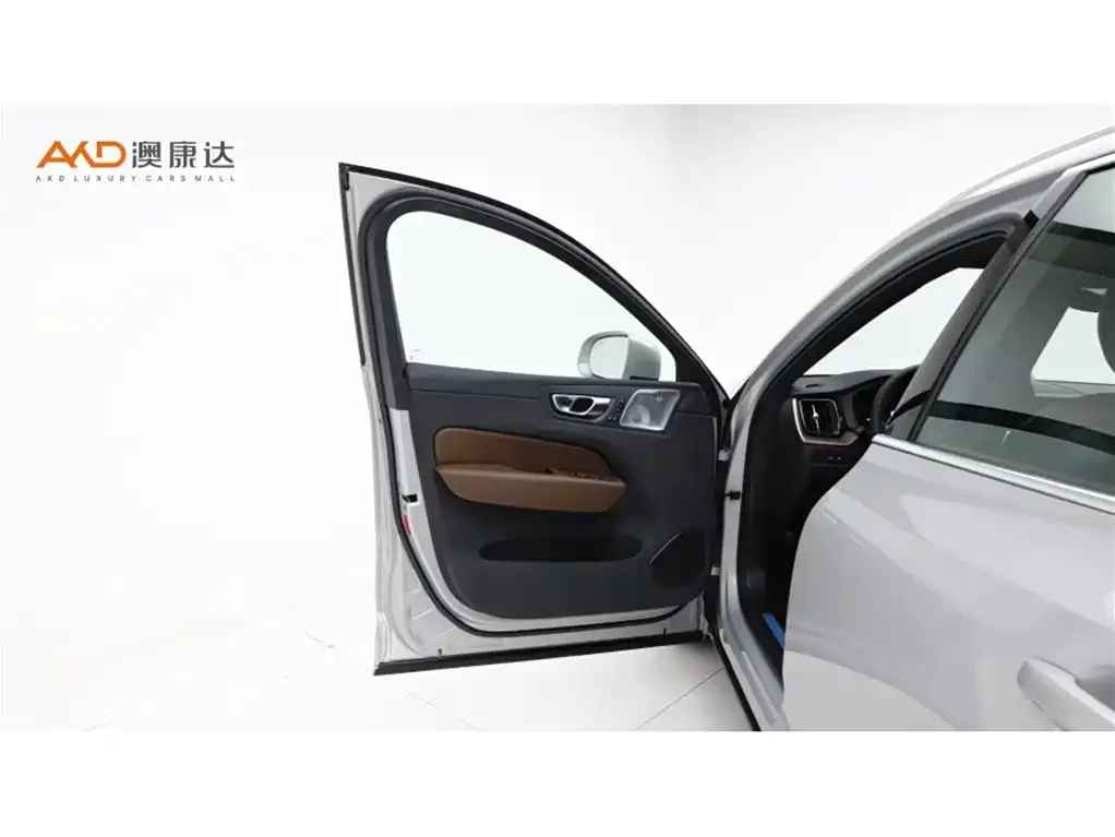 Volvo XC60 PHEV 2024 из CN, фото 2