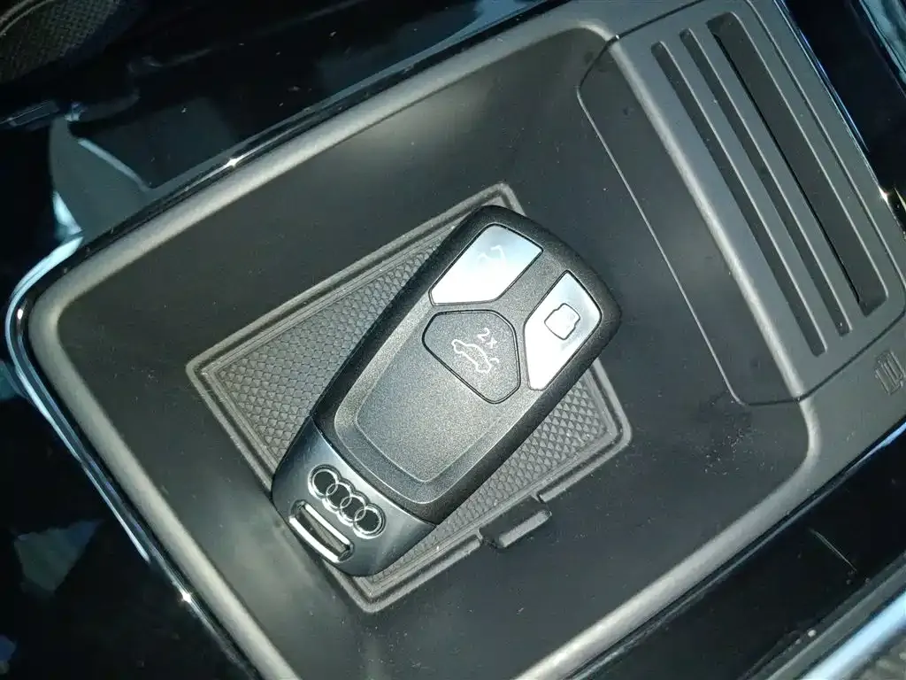 Audi A4L 2023 из CN, фото 2