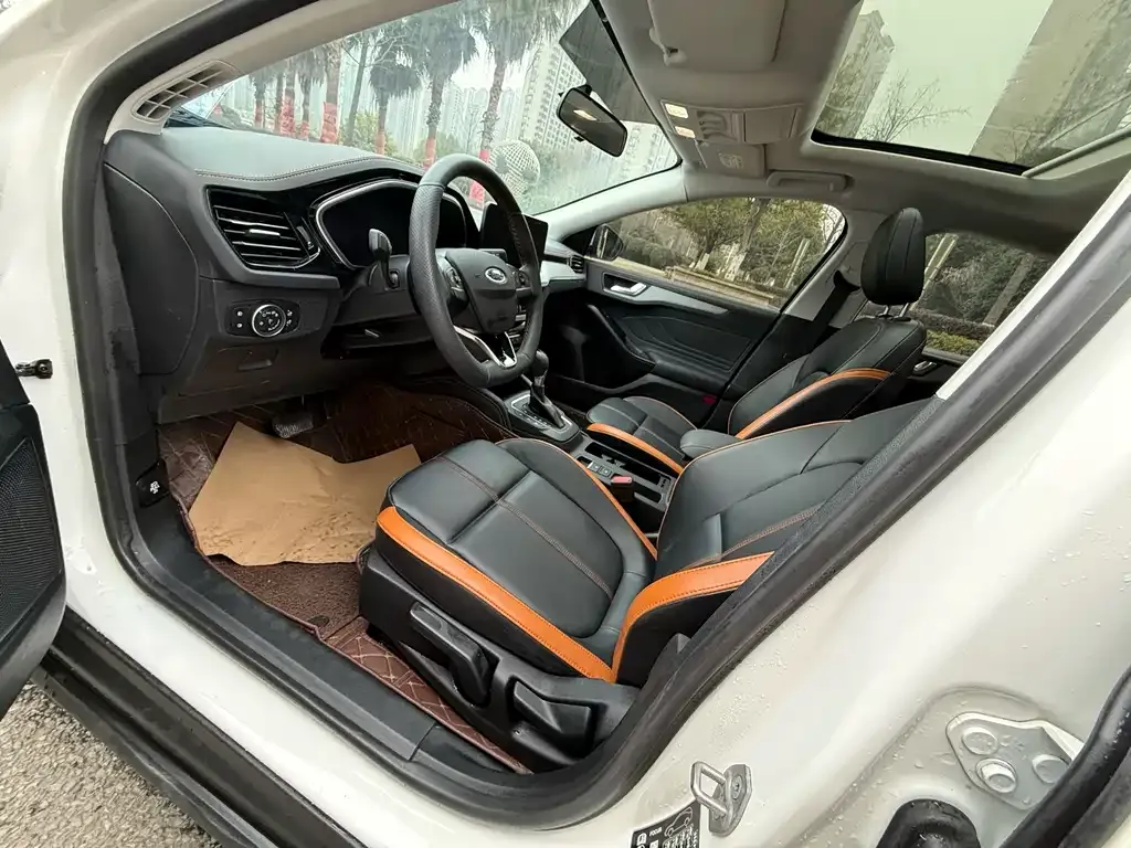 Ford Focus 2023 из CN, фото 2