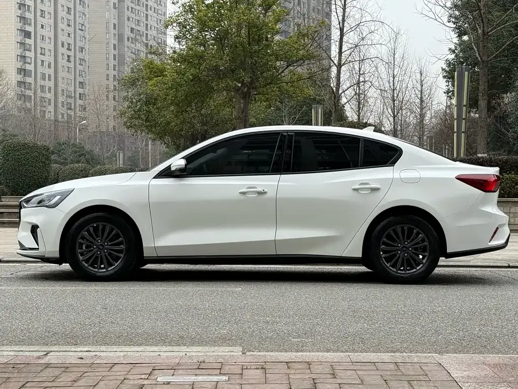 Ford Focus 2023 из CN, фото 9