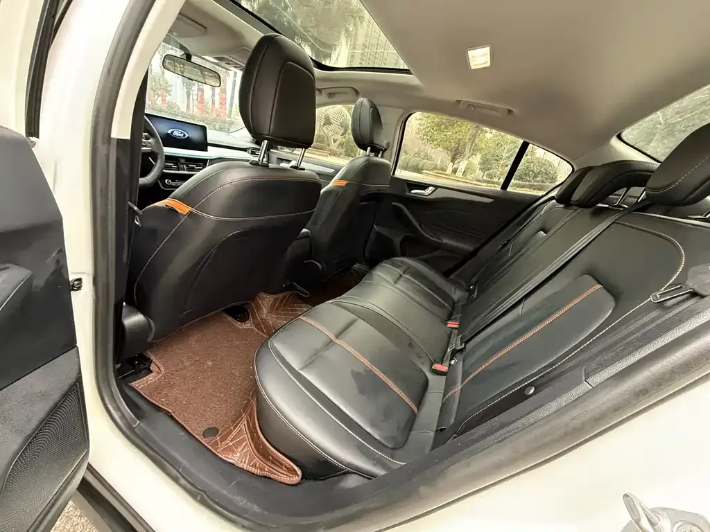 Ford Focus 2023 из CN, фото 3