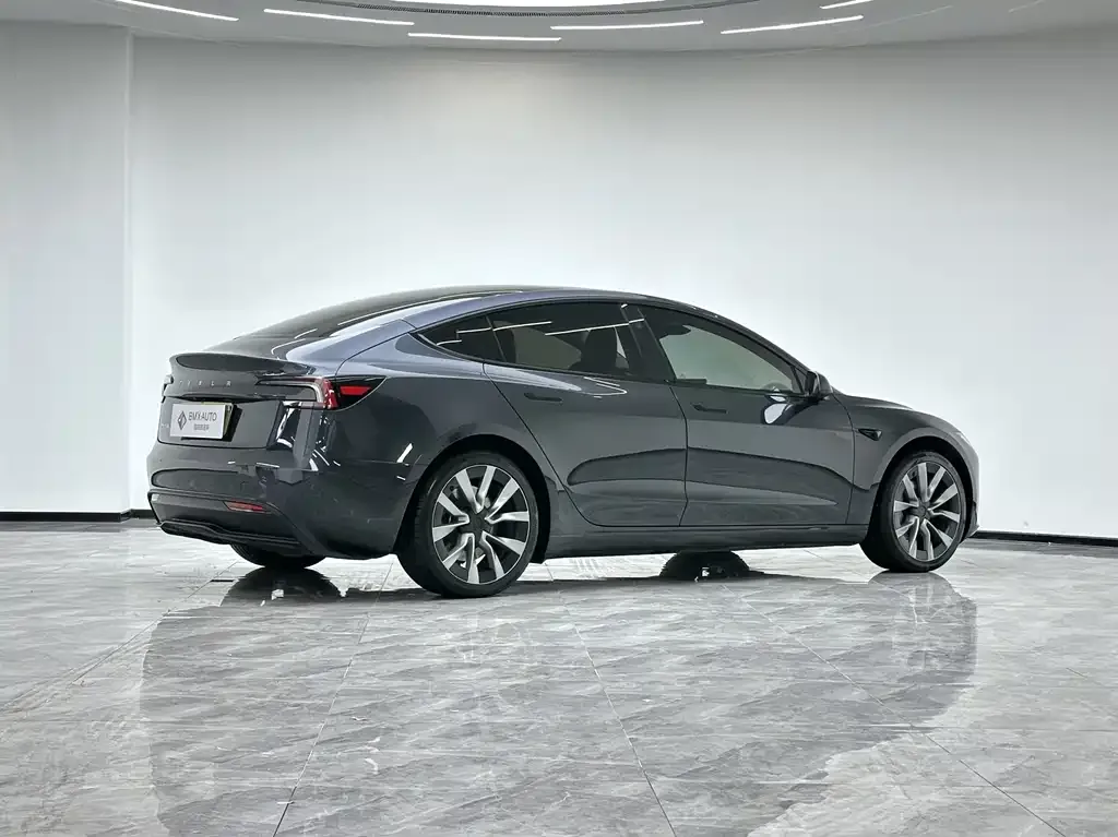 Tesla Model 3 — фото 7