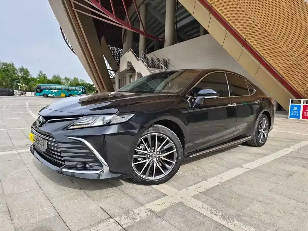 Toyota Camry — фото 1