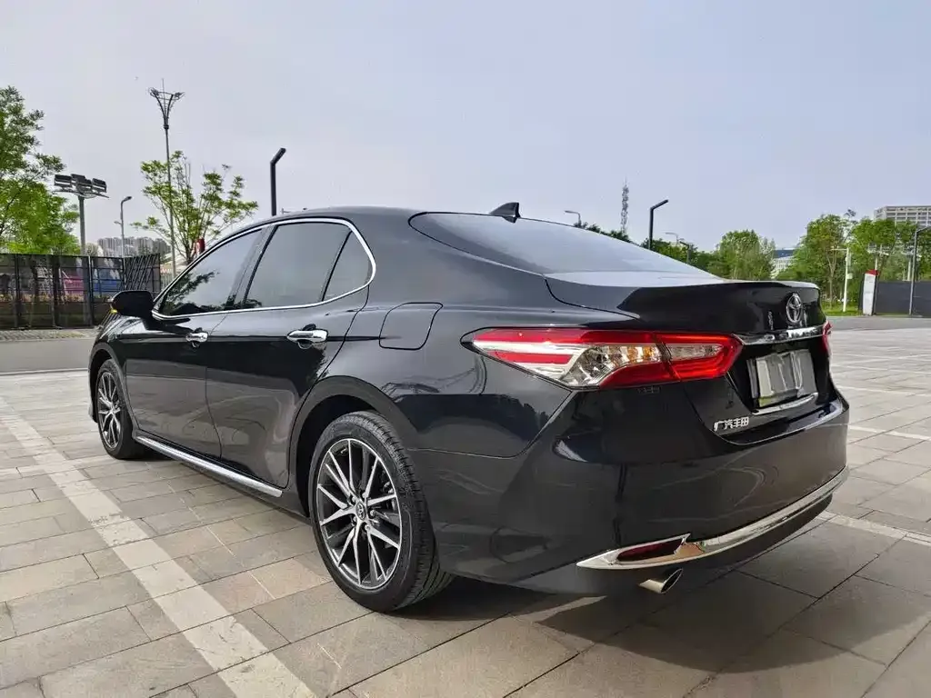 Toyota Camry — фото 3