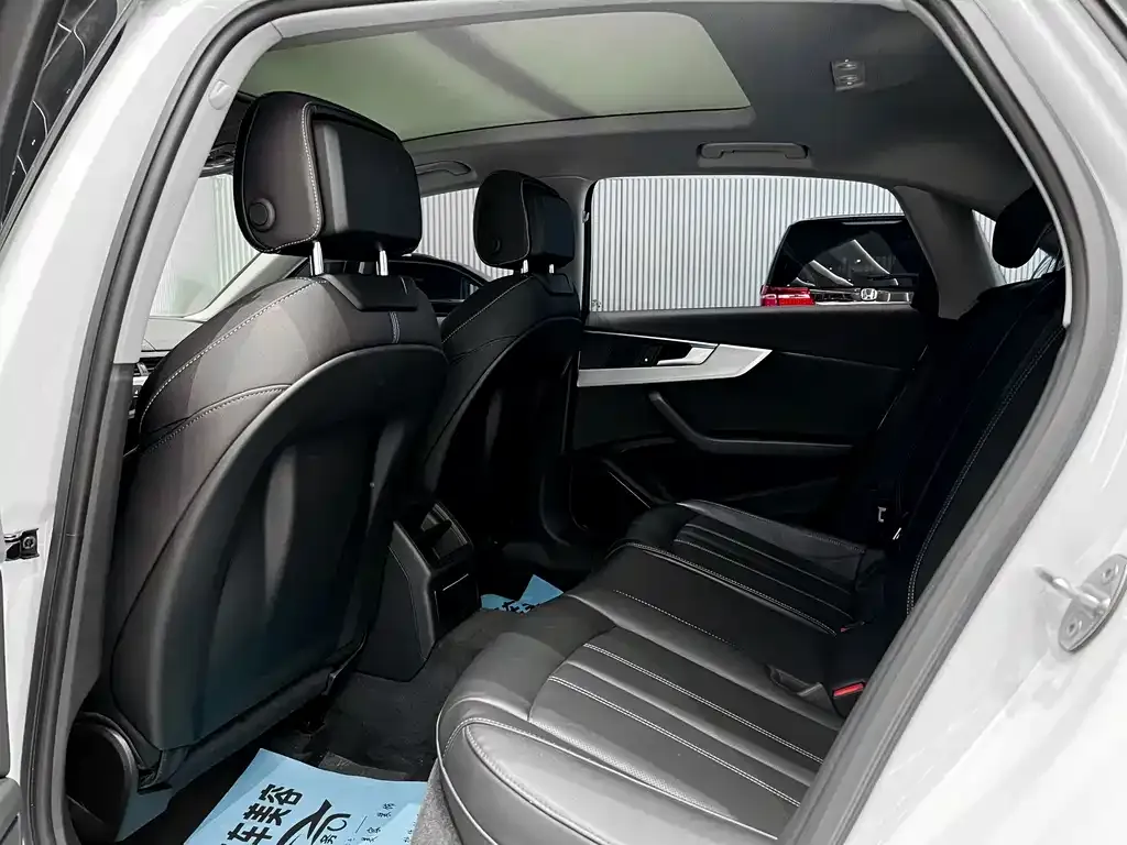 Audi A4L 2023 из CN, фото 4