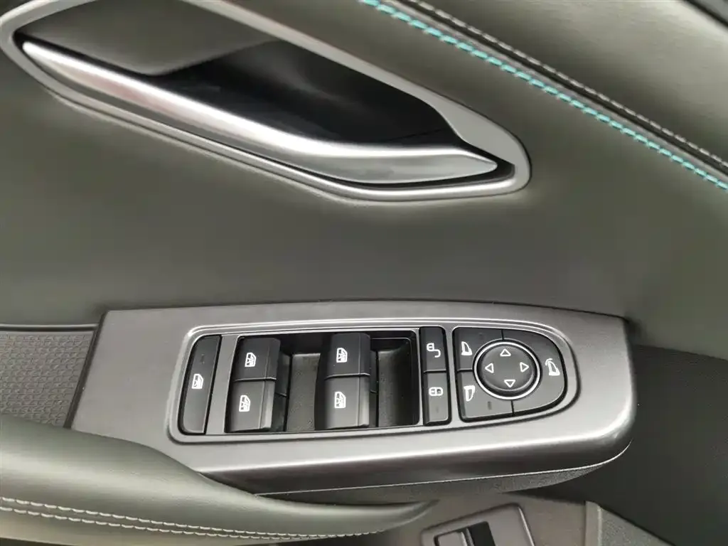 BYD L DM-i — фото 10