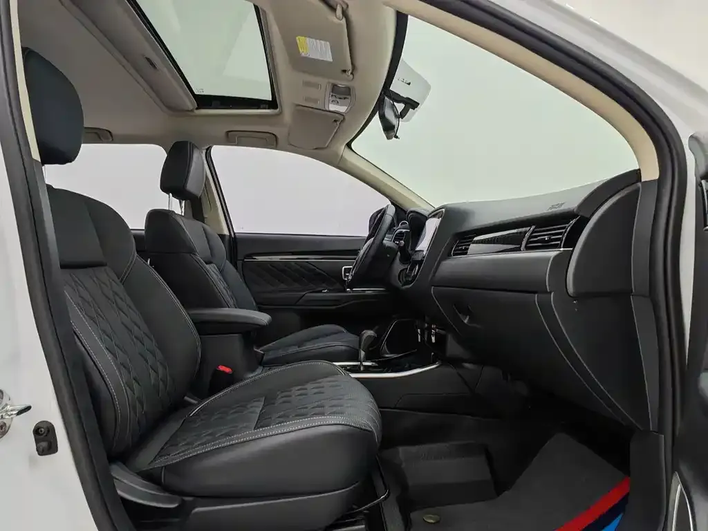 Mitsubishi Outlander 2021 из CN, фото 8