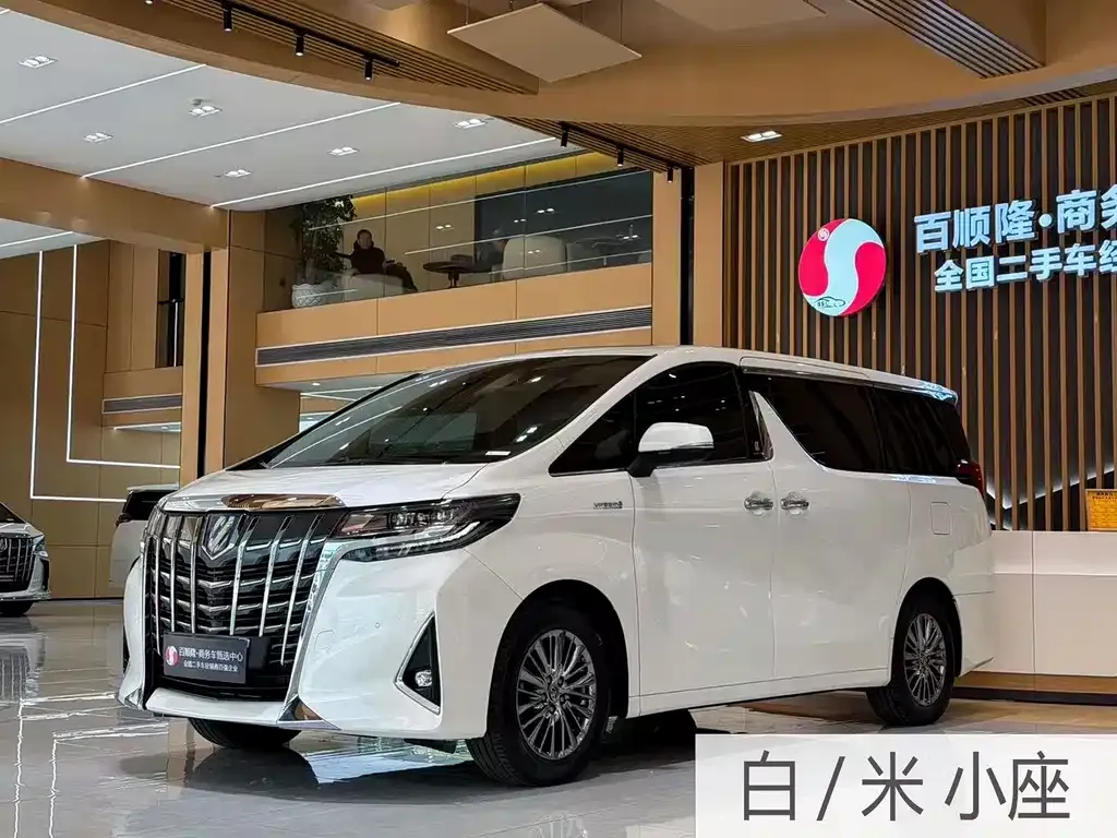 Toyota Alphard — фото 1
