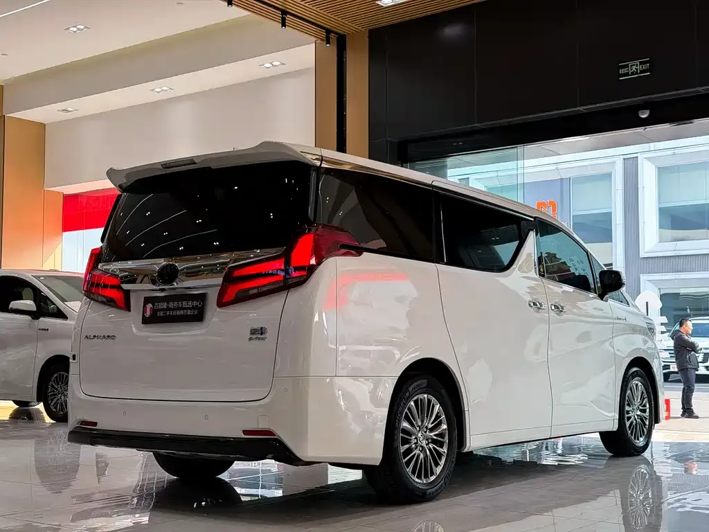 Toyota Alphard — фото 9